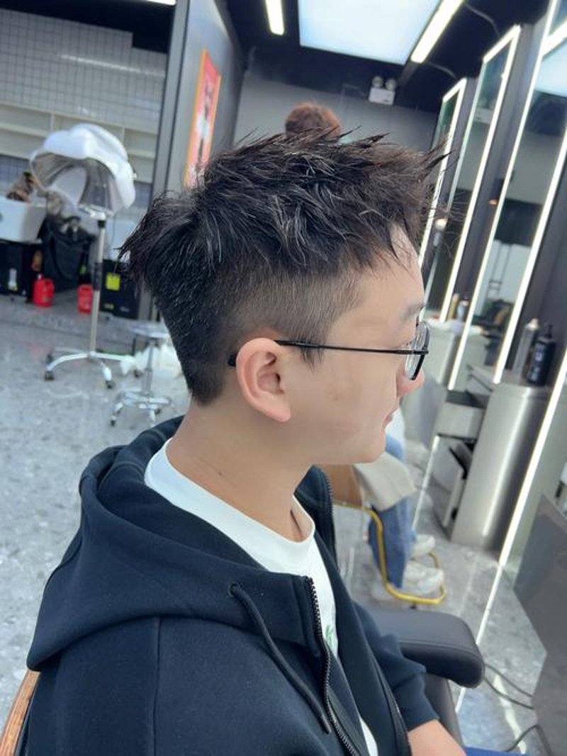合肥烫发染发：潮流趋势下的色彩新篇章